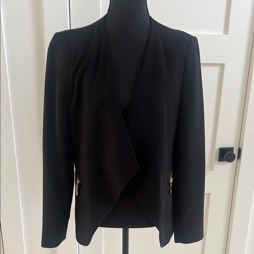 Sleek Black Blazer with Modern Silhouette